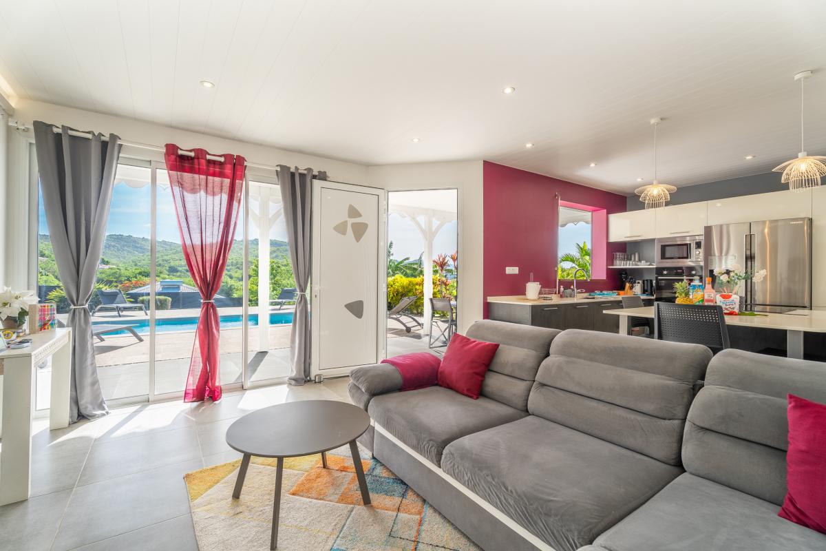 11Location villa piscine 4 chambres sainte luce_salon